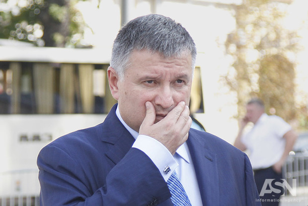 Аваков обещает перестрелять и передушить всех, кто полезет в Украину 