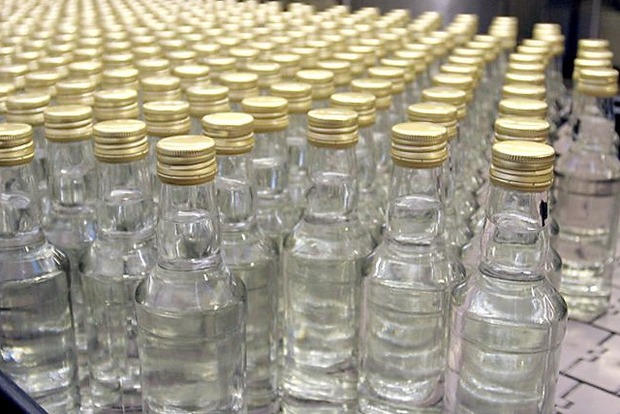 Фіскальна служба закликала українців не пити горілку з пластикової і паперової тари