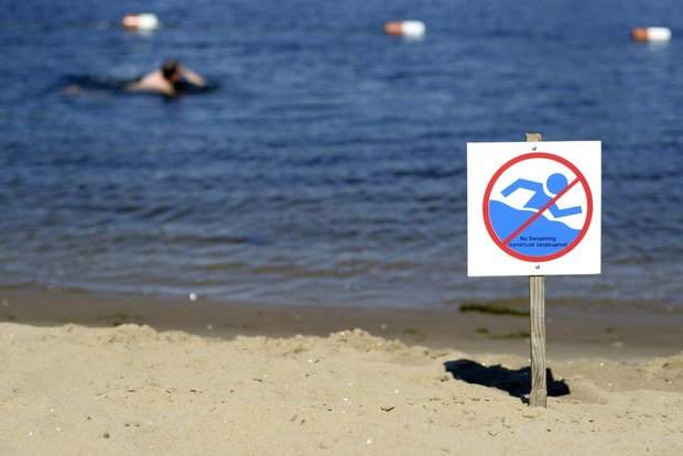 Лептоспіра і стафілокок. Через цвітіння Дніпра на київських пляжах досі не можна купатися