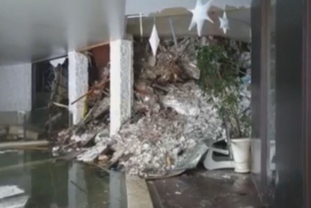 В сети появилось видео из отеля, погребенного под снегом в Италии‍