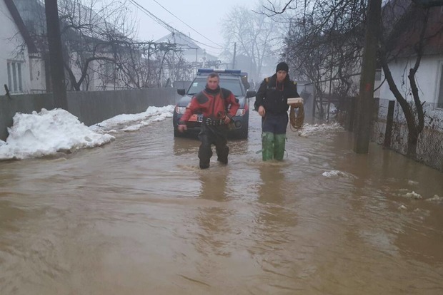 На Закарпатье готовятся к наводнению и сходу лавин