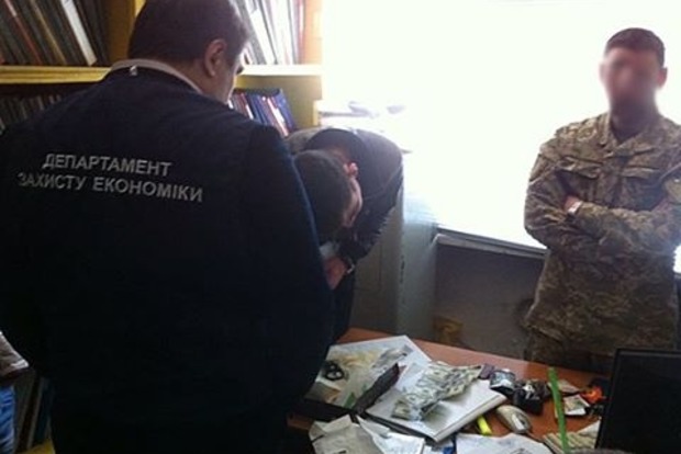 У Запоріжжі у військового комісара-хабарника знайшли печатку з гербом Росії