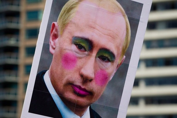 В РФ фото Путина с накрашенными губами признали экстремистским