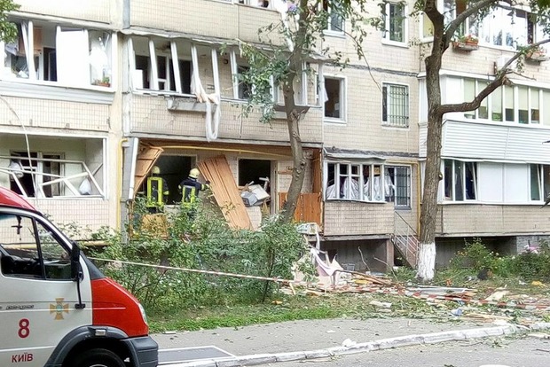 У багатоповерховому житловому будинку в Києві стався вибух, жителів евакуюють
