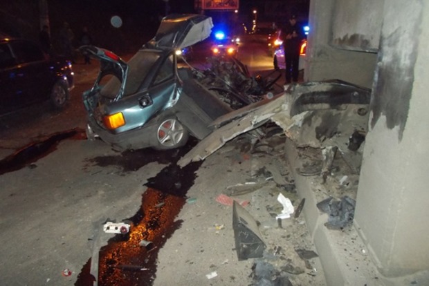 ДТП в Херсоне: 20-летний парень на Audi врезался в мост на бешенной скорости