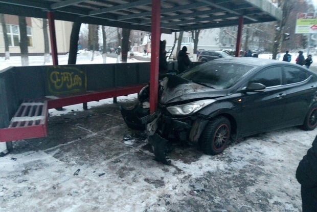 Иномарка протаранила остановку в Киеве