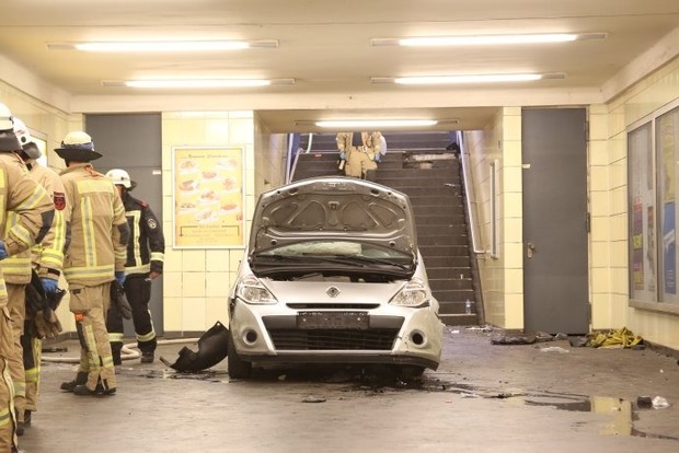 В Берлине автомобиль въехал в людей на станции метро
