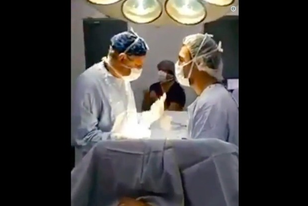 В Чили хирурги смотрели футбол во время тяжелой операции