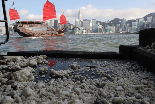 10 пляжів закриті через розлив пальмової олії біля берегів Гонконгу
