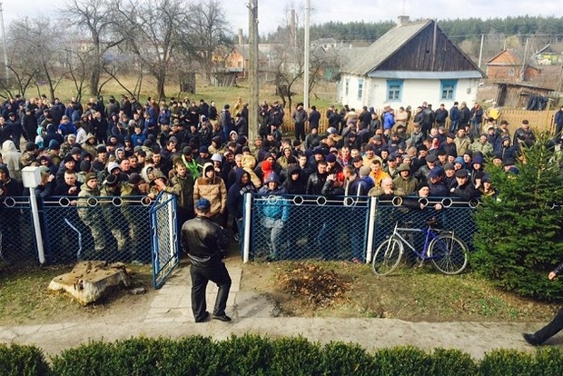Копатели янтаря пикетируют райуправление полиции в Ровенской области
