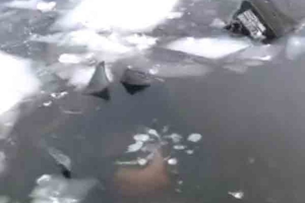 В Киеве спасатели достали из Днепра «ледяного» утопленника