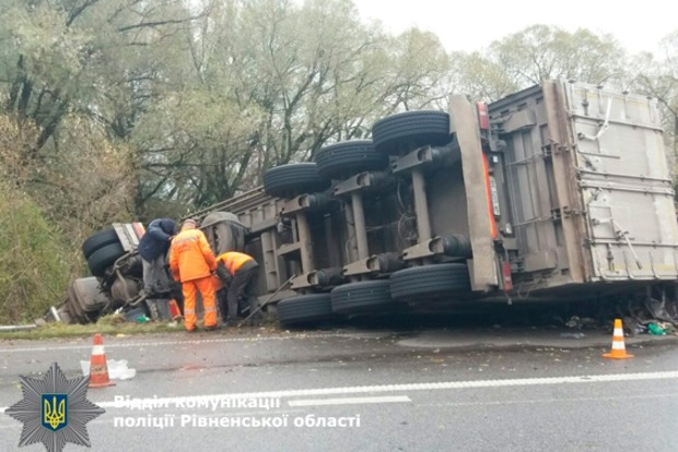 Под Ровно перевернулся грузовик, который вез мусор из Львова в Киев