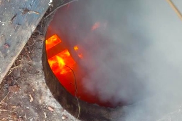 В Киеве горела теплотрасса, спасатели нашли тело мужчины