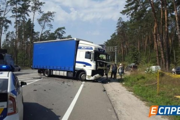 Под Киевом легковушка столкнулась с грузовиком, погиб один человек