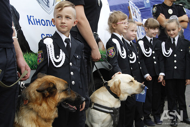 Как на Майдане детишки поздравляли полицию с праздником