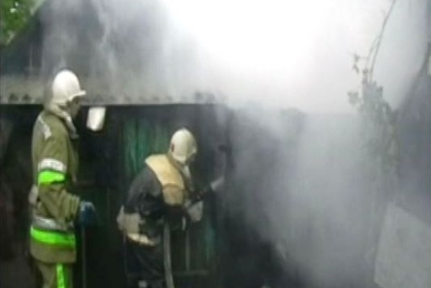 В Черкасской области после удара молнии загорелась постройка (фото, видео)