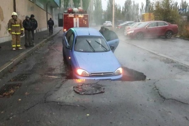Автомобиль провалился под асфальт в Киеве
