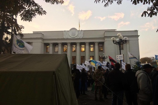 Протестующие перекрыли все тайные выходы из Рады и не дают депутатам уйти домой