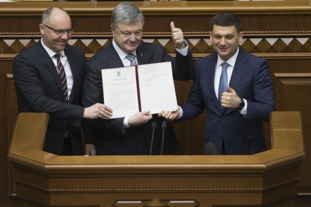 Порошенко підписав історичний закон щодо НАТО і ЄС