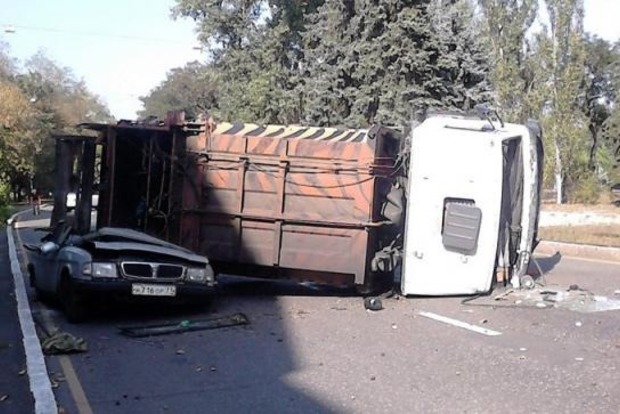 Ужасное ДТП в Донецке: мусоровоз раздавил «Волгу» с водителем