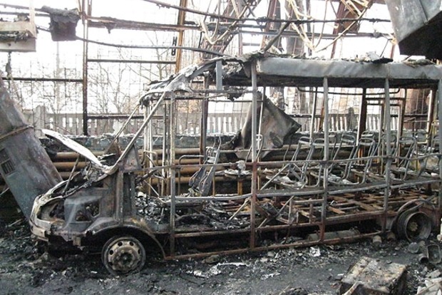 У Чернігові пролунав вибух, знищено шість авто, є постраждалі