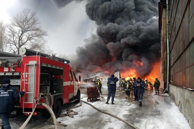 Київські рятувальники загасили пожежу на складах на Подолі