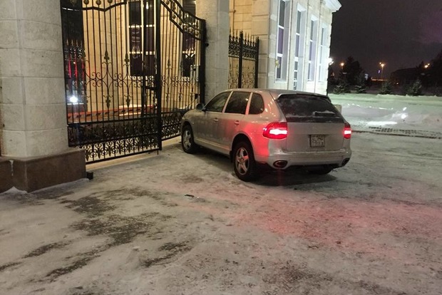 Полицейский на Porsche протаранил резиденцию президента Казахстана