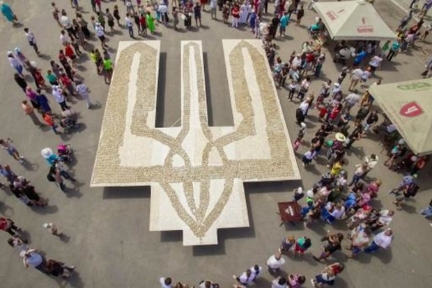 Жители Херсонской области выложили герб Украины из бутербродов с салом