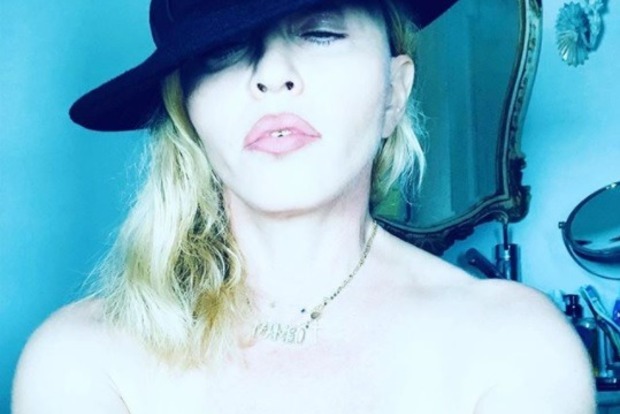 Мадонна вновь выставила грудь напоказ