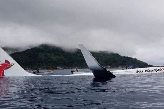 Пассажирский самолет выкатился в море после посадки‍