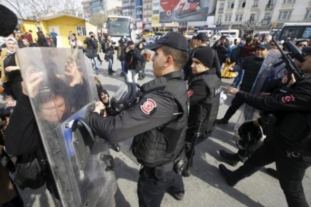 Поліція Стамбула розігнала мітинг жінок за допомогою гумових куль