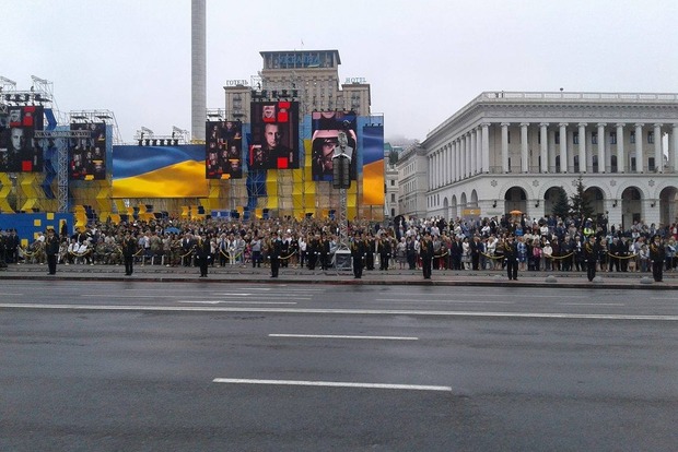У центрі Києва розпочався парад з нагоди 25-річчя Незалежності України. На трибуні - Президент України.