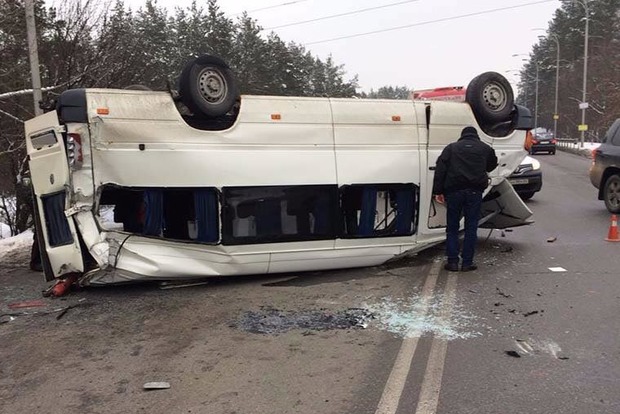 Кульбиты микроавтобуса: ДТП со скорой произошло в Киеве