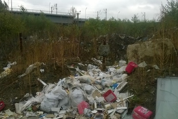 У Києві на набережній влаштували сміттєзвалище