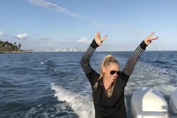 Секс-символ тенниса Курникова устроила танцы на яхте под хит любимого