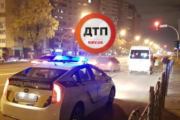 Тело отбросило под два автомобиля: в Киеве на зебре сбили мужчину‍