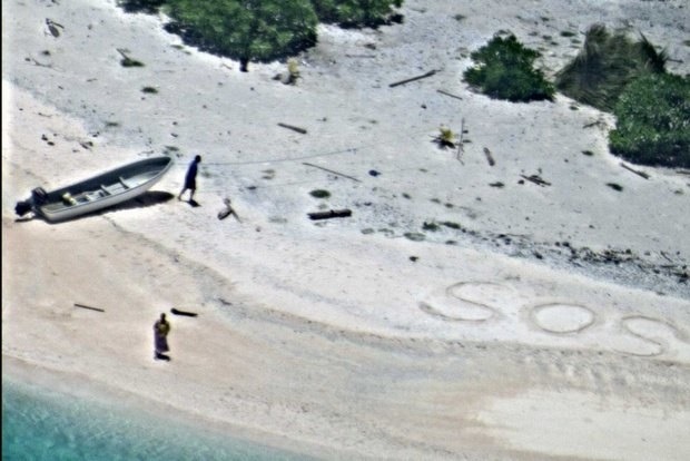 Американские военные спасли двух робинзонов благодаря надписи SOS на песке
