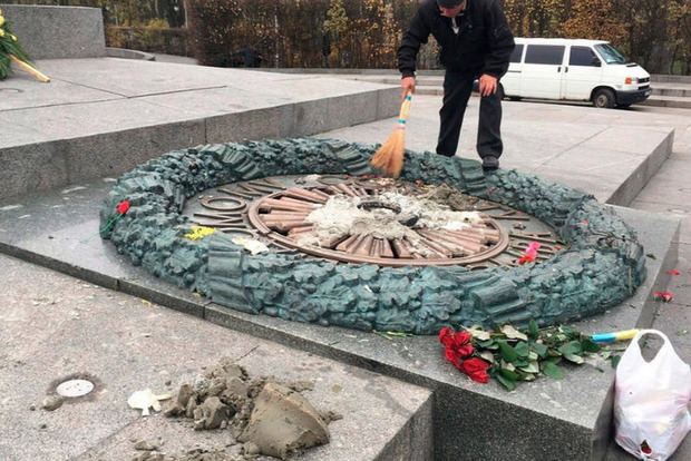 Вандалы снова залили цементом Вечный огонь‍ в Киеве