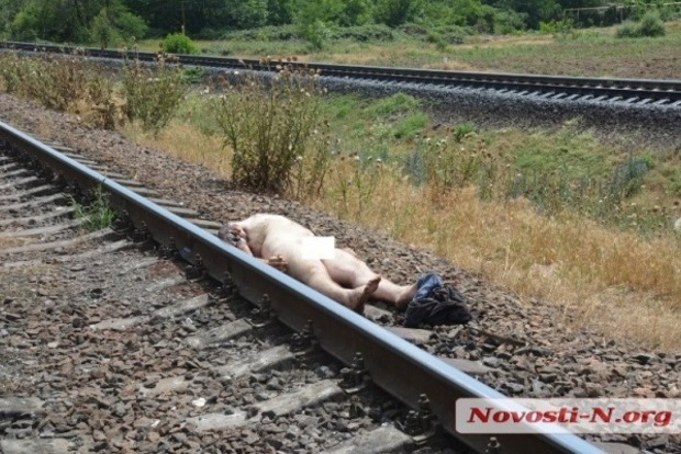 Роздягнувся і ліг під поїзд: у Миколаєві самогубець залишився без голови (фото і відео 18+)