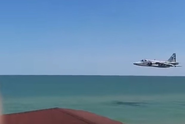 Появилось видео пролета Су-25 в нескольких метрах над пляжем в Кирилловке