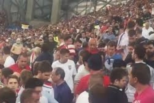 После матча Англия - Россия болельщики устроили массовое побоище