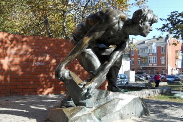 В Киеве снесен памятник «Булыжник – оружие пролетариата»