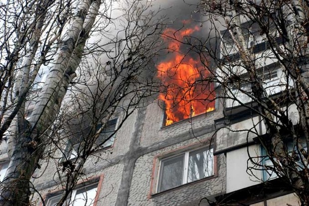 У Києві в результаті пожежі вигоріла кімната гуртожитку, врятований чоловік
