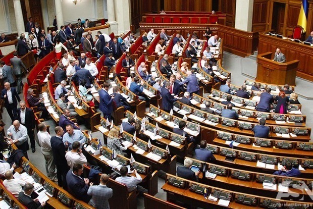 Пестрый парламент: В случае выборов в Раду прошли бы 8 партий  