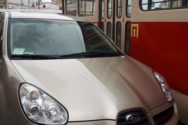 «Герой парковки» остановил трамваи на Подоле в Киеве