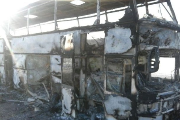 Опубликовано жуткое видео горящего автобуса на трассе в Казахстане