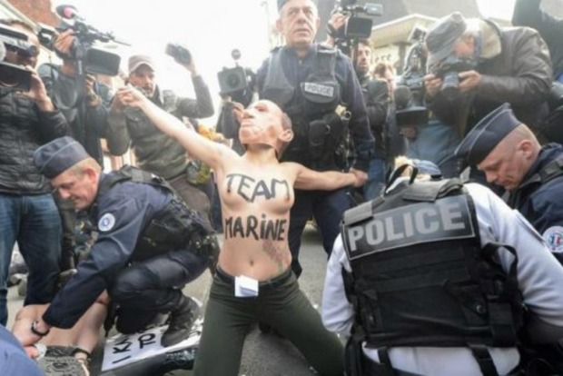 Голі Femen намагалися перешкодити проголосувати Марін Ле Пен. Опубліковано відео