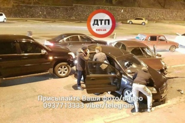 У центрі Києва в лобовій ДТП постраждало двоє людей