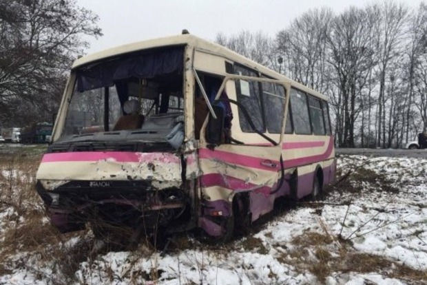 На Львівщині легковик влетів в автобус, загинуло дві людини