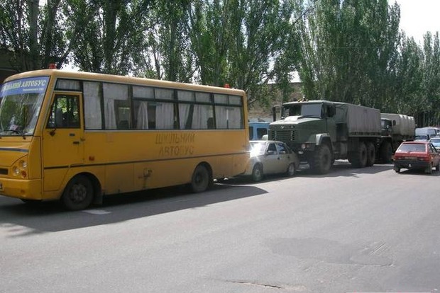 В Николаеве произошло ДТП с участием военных грузовиков и школьного автобуса
